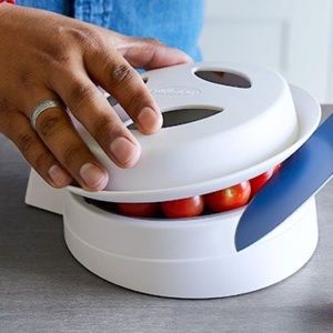 Pampered Chef Close & Cut. New in box.